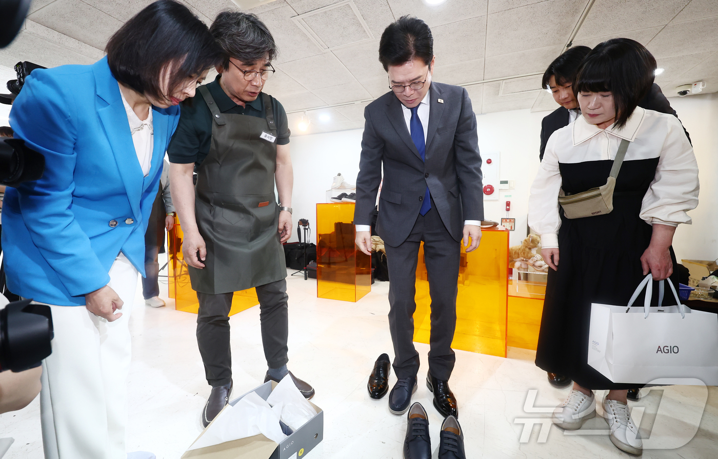 (서울=뉴스1) 김민지 기자 = 정원오 더불어민주당 서울시장 후보가 24일 오후 서울 성동구 언더스탠드에비뉴에 마련된 청각장애인 수제화 브랜드 '아지오' 매장 오픈 행사에 참석, …