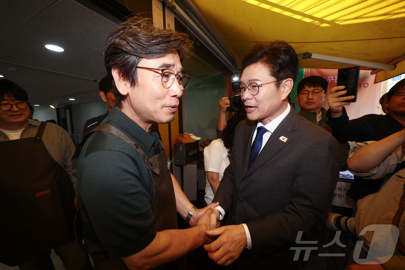 (서울=뉴스1) 김민지 기자 = 정원오 더불어민주당 서울시장 후보가 24일 오후 서울 성동구 언더스탠드에비뉴에 마련된 청각장애인 수제화 브랜드 '아지오' 매장 오픈 행사에 참석해 …