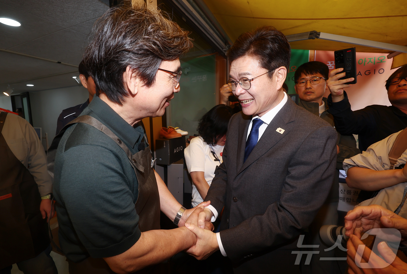 (서울=뉴스1) 김민지 기자 = 정원오 더불어민주당 서울시장 후보가 24일 오후 서울 성동구 언더스탠드에비뉴에 마련된 청각장애인 수제화 브랜드 '아지오' 매장 오픈 행사에 참석해 …