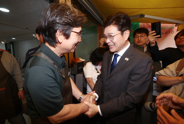 아지오 매장 오픈 행사 참석한 정원오·유시민