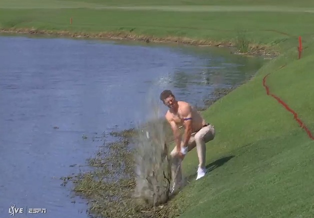 '악어 출몰' 늪지대 물속서 상의 탈의 '트러블샷'…결과는?