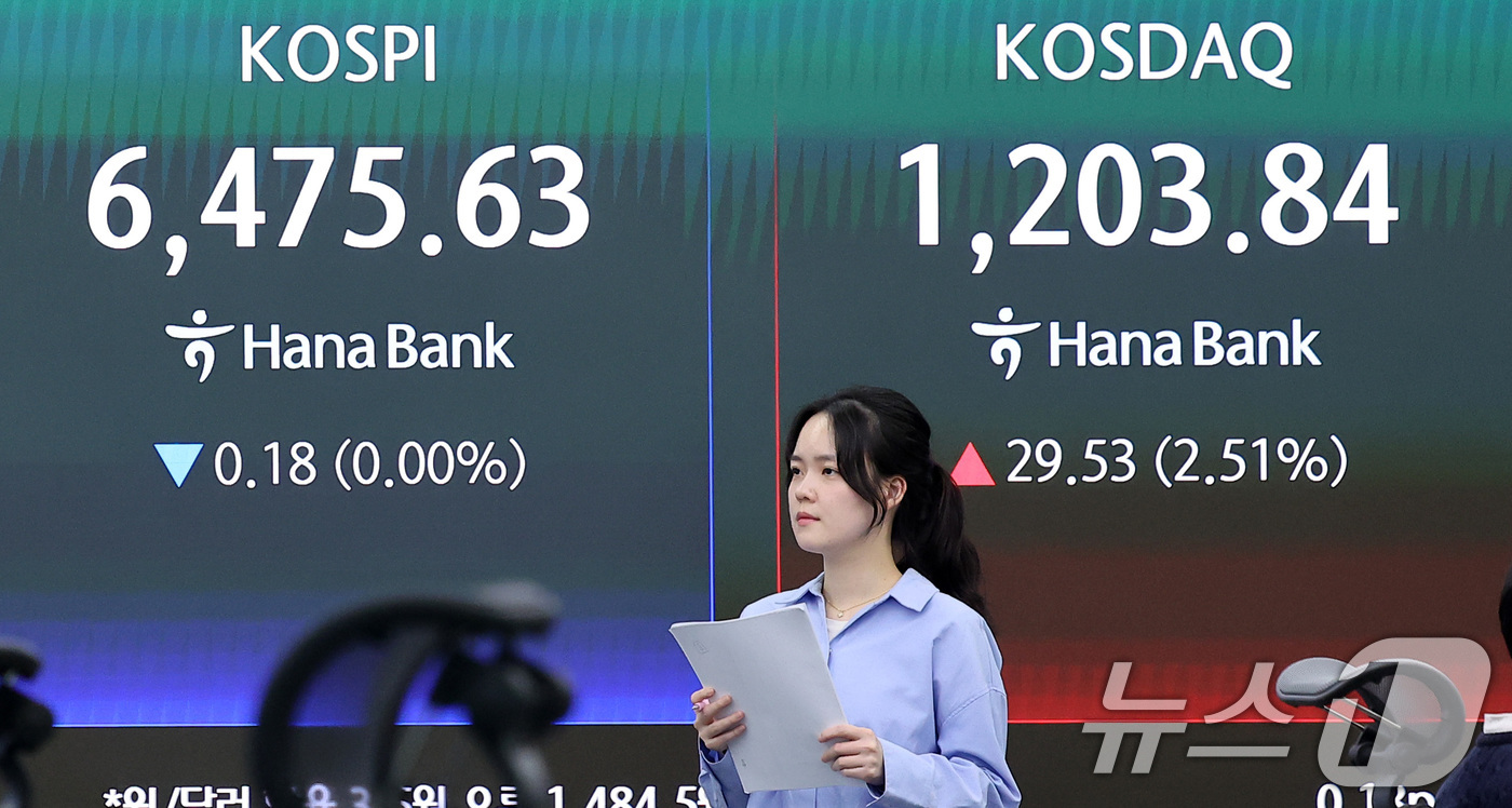 (서울=뉴스1) 김성진 기자 = 코스닥지수는 2% 넘게 급등해 2000년 이후 처음으로 종가 기준 1,200선을 넘어선 24일 서울 중구 하나은행 본점 딜링룸에 종가가 나오고 있다 …