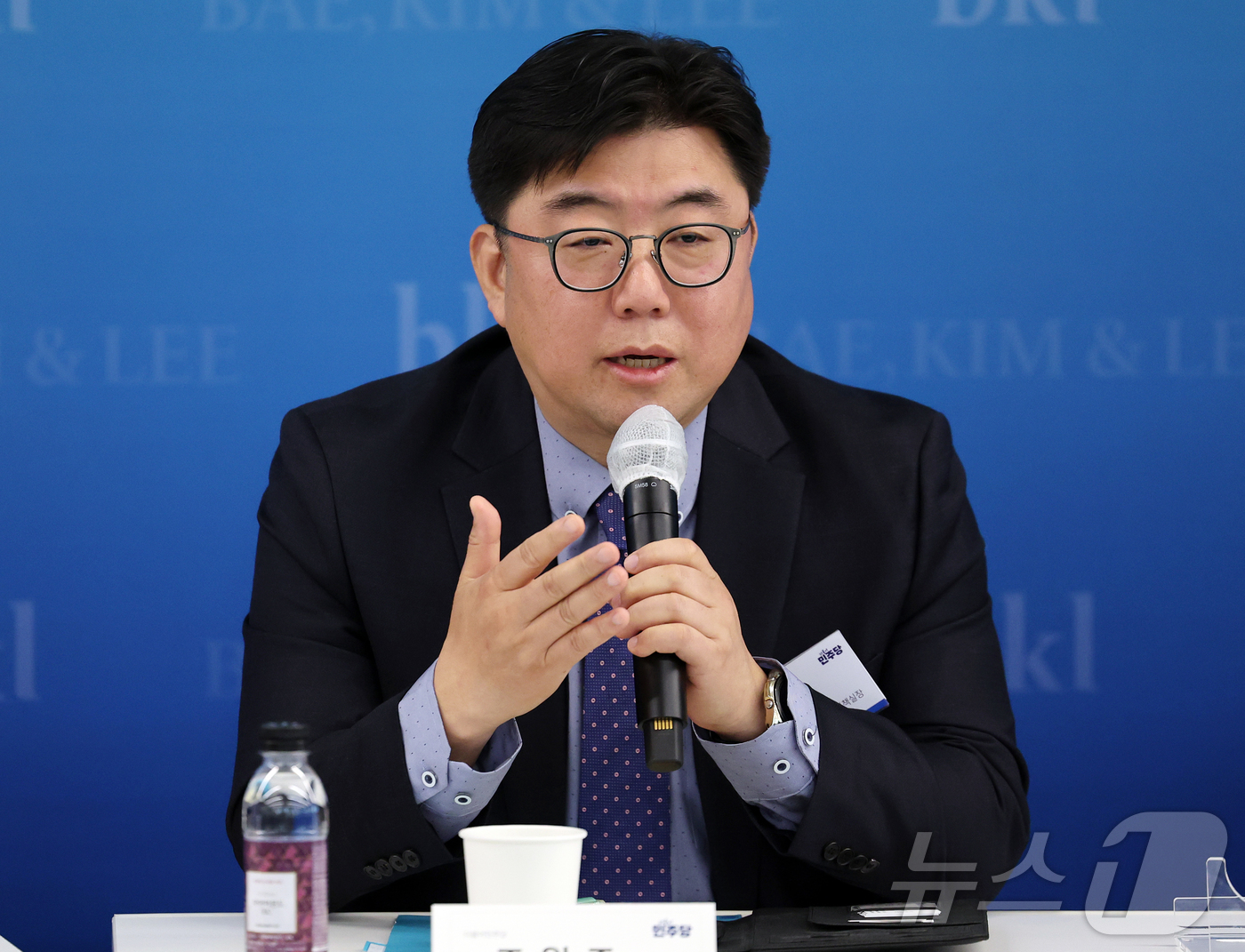 (서울=뉴스1) 김진환 기자 = 조원준 더불어민주당 정책실장이 24일 서울 종로구 우정국로 법무법인(유한) 태평양 25층 세미나실에서 열린 '약가제도 대변혁 시대의 제약바이오산업 …