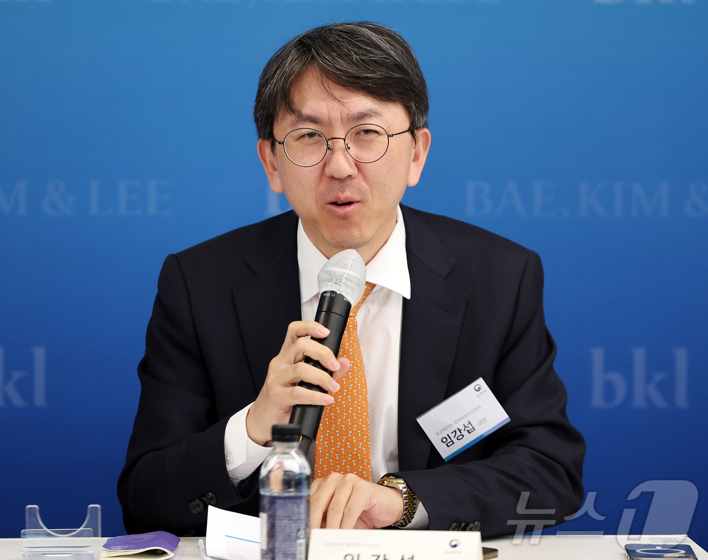 (서울=뉴스1) 김진환 기자 = 임강섭 보건복지부 제약바이오산업과 과장이 24일 서울 종로구 우정국로 법무법인(유한) 태평양 25층 세미나실에서 열린 '약가제도 대변혁 시대의 제약 …