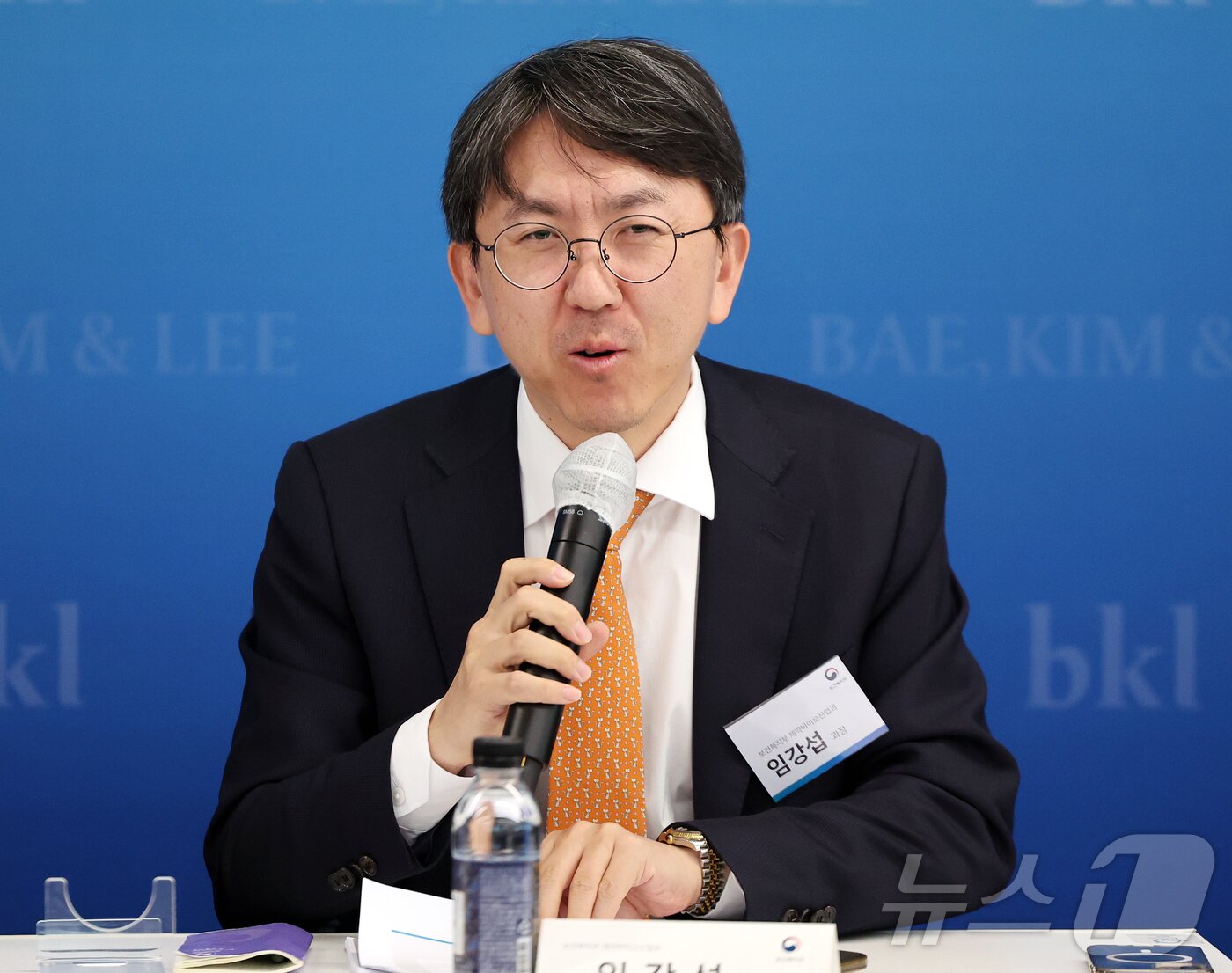 본문 이미지 - 임강섭 보건복지부 제약바이오산업과 과장이 24일 서울 종로구 우정국로 법무법인(유한) 태평양 25층 세미나실에서 열린 '약가제도 대변혁 시대의 제약바이오산업 전망과 대응' 세미나에 참석해 토론하고 있다. 2026.4.24 ⓒ 뉴스1 김진환 기자