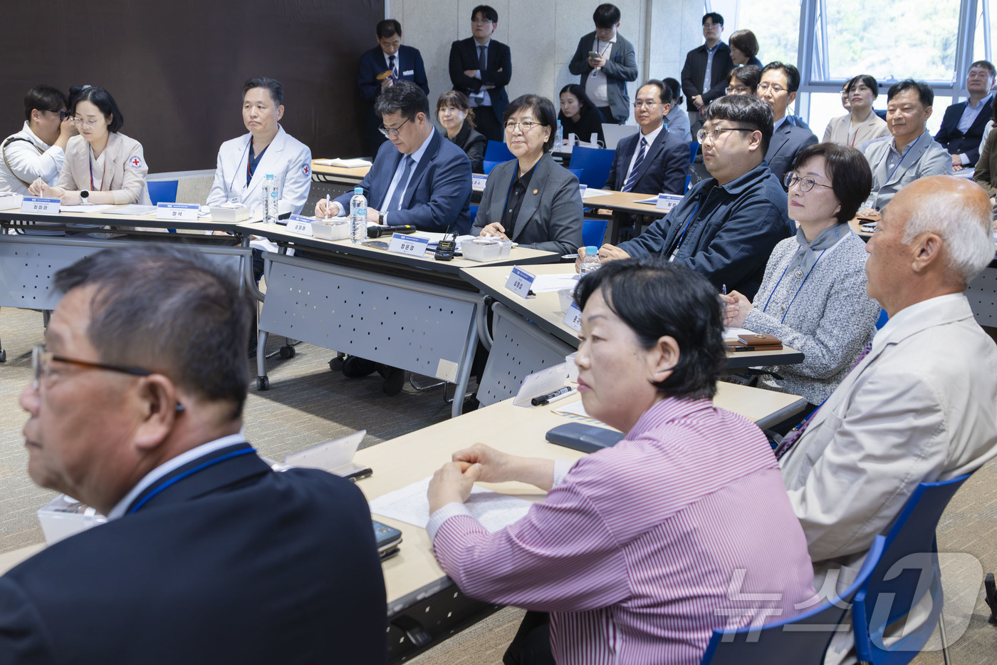 (서울=뉴스1) = 정은경 보건복지부 장관이 24일 오후 경북 영주시 영주적십자병원에서 열린 의료혁신 지역 간담회에서 참석자의 발언을 듣고 있다. (보건복지부 제공. 재판매 및 D …