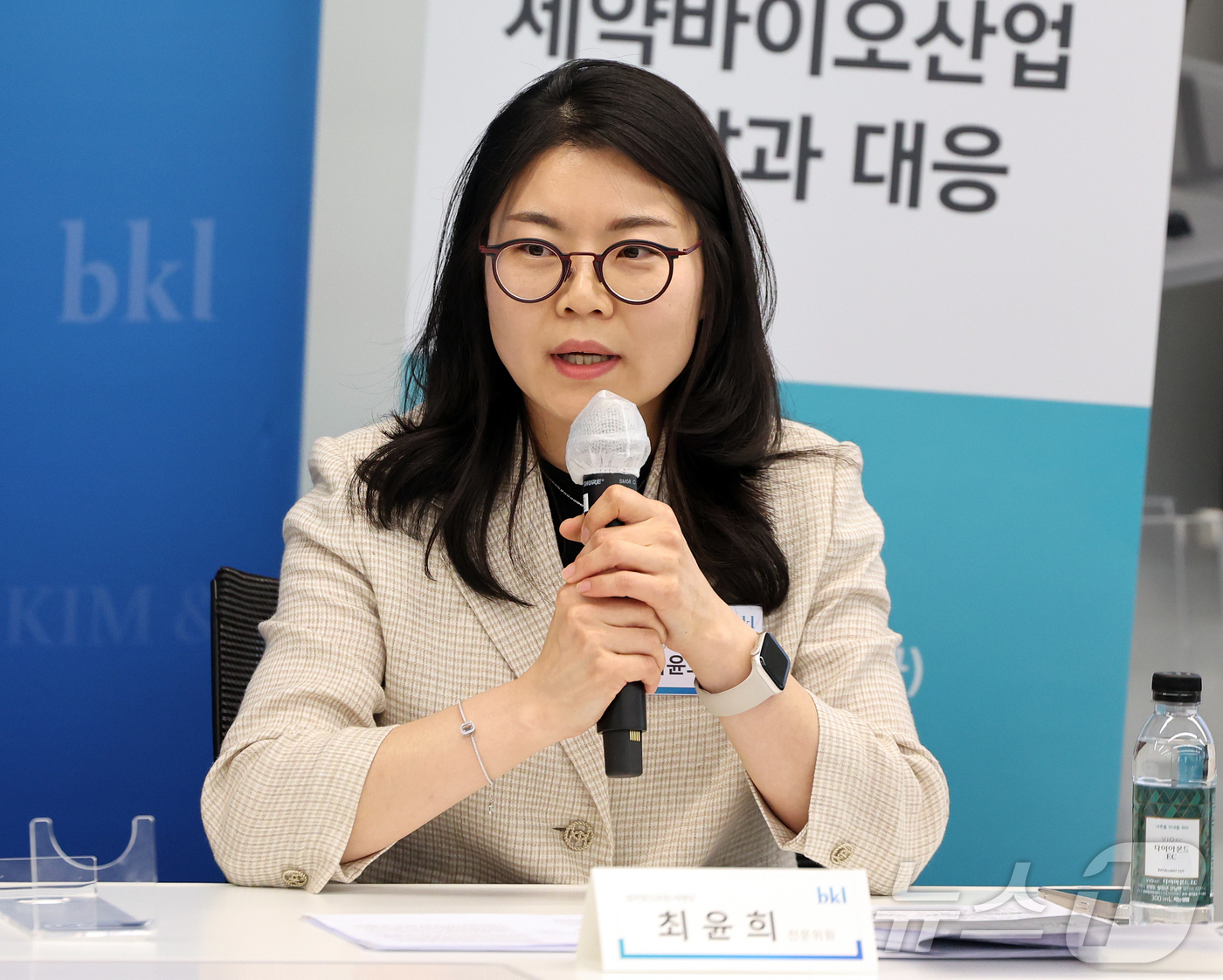 (서울=뉴스1) 김진환 기자 = 최윤희 법무법인 태평양 전문위원이 24일 서울 종로구 우정국로 법무법인(유한) 태평양 25층 세미나실에서 열린 '약가제도 대변혁 시대의 제약바이오산 …