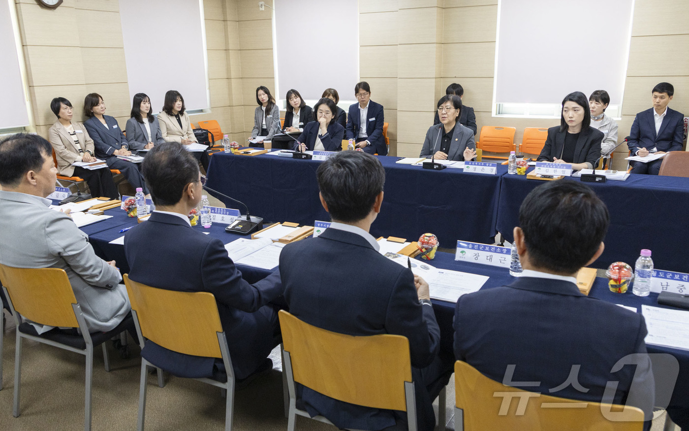 (서울=뉴스1) = 정은경 보건복지부 장관이 24일 경북 영주시 보건소에서 의료취약지 지역보건의료기관 현장방문을 하고 있다. (보건복지부 제공. 재판매 및 DB 금지) 2026.4 …