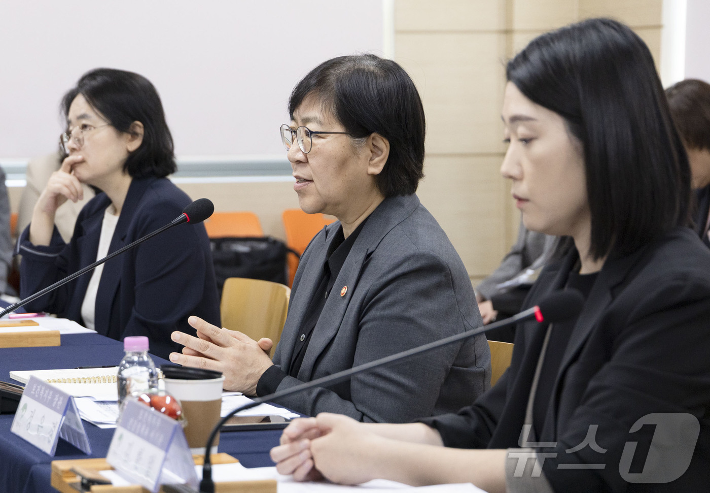 (서울=뉴스1) = 정은경 보건복지부 장관이 24일 경북 영주시 보건소에서 의료취약지 지역보건의료기관 현장방문을 하고 있다. (보건복지부 제공. 재판매 및 DB 금지) 2026.4 …