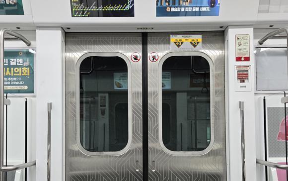 [단독]서울 지하철 2호선 객실에 '승강장 위치' 안내 스티커 부착