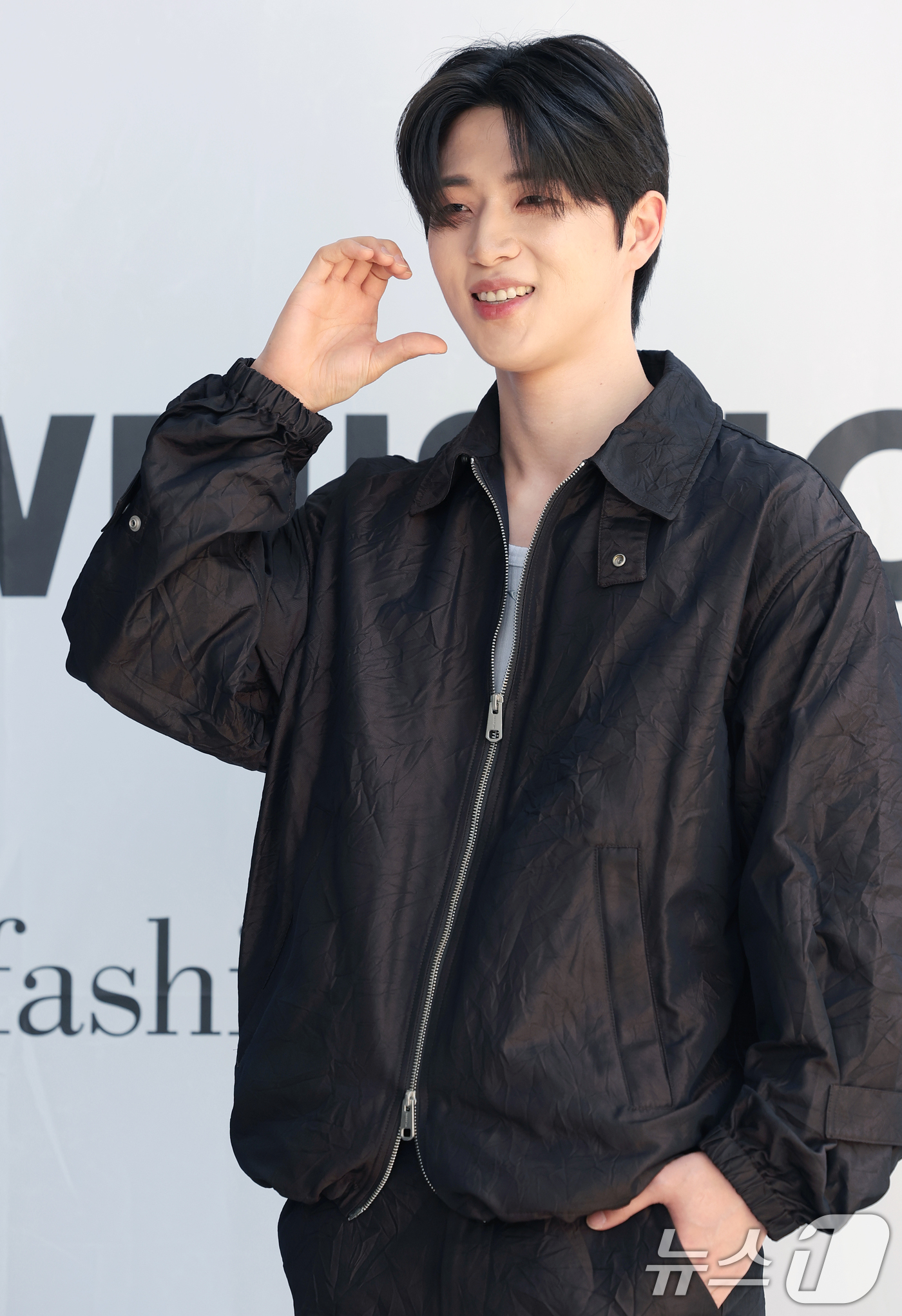 (서울=뉴스1) 권현진 기자 = 가수 지후가 24일 성동구 성수동 더블유미션에서 열린 ‘홀리넘버세븐과 코타로 타니야마의 콜라보 팝업 전시’에 참석해 포즈를 취하고 있다. 2026. …