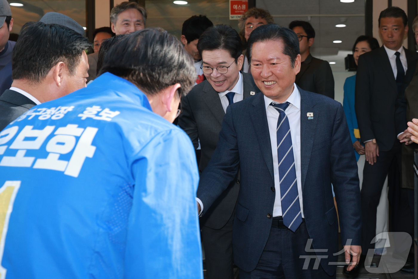 (서울=뉴스1) 김민지 기자 = 정청래 더불어민주당 대표와 정원오 서울시장 후보가 24일 서울 성동구 사회적 협동조합 '아지오'에 방문해 토크 프로그램 촬영을 마치고 이동하고 있다 …