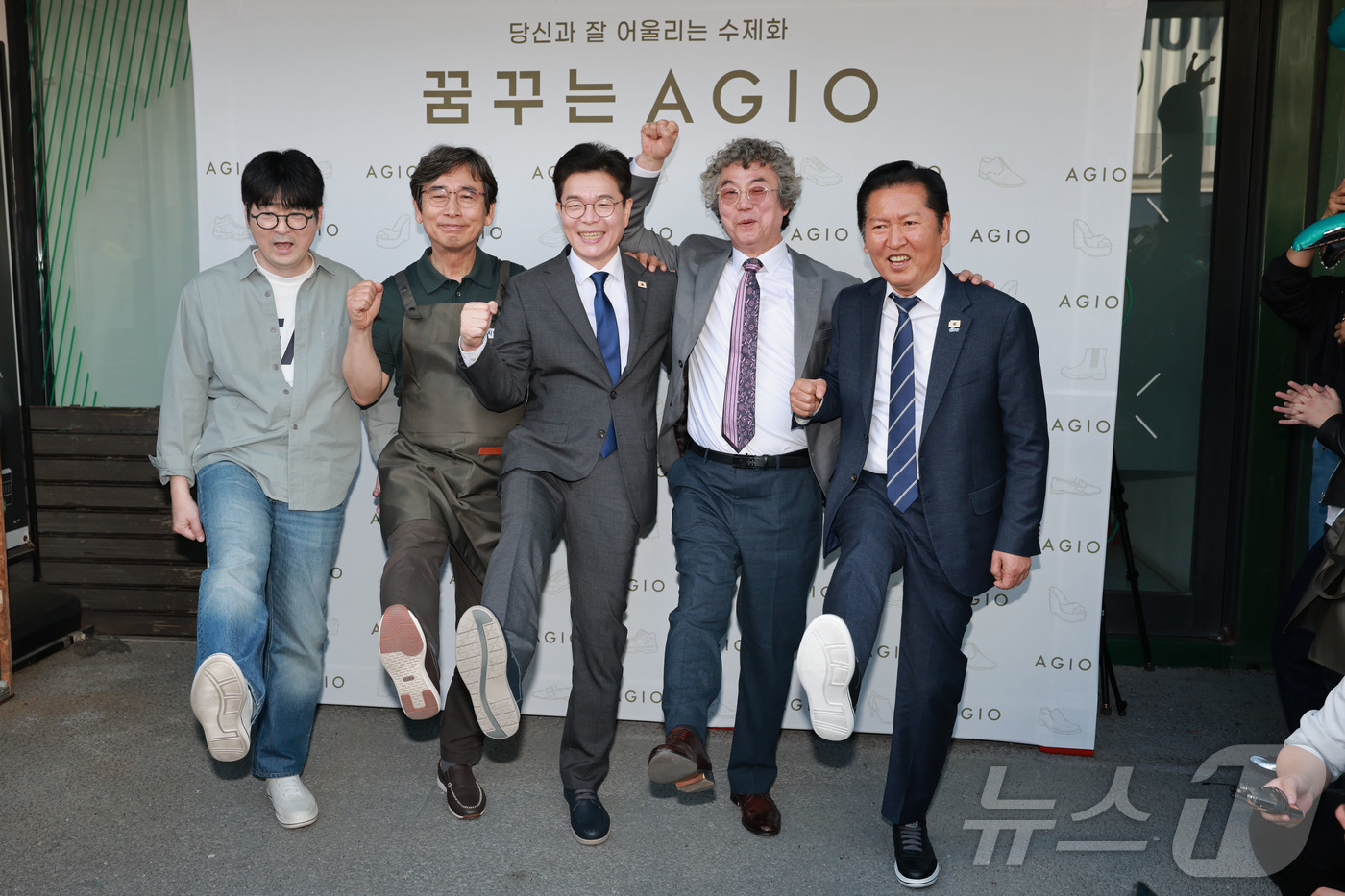 (서울=뉴스1) 김민지 기자 = 정청래 더불어민주당 대표와 정원오 서울시장 후보가 24일 서울 성동구 사회적 협동조합 '아지오'에 방문해 토크 프로그램 촬영을 마치고 기념 촬영하고 …