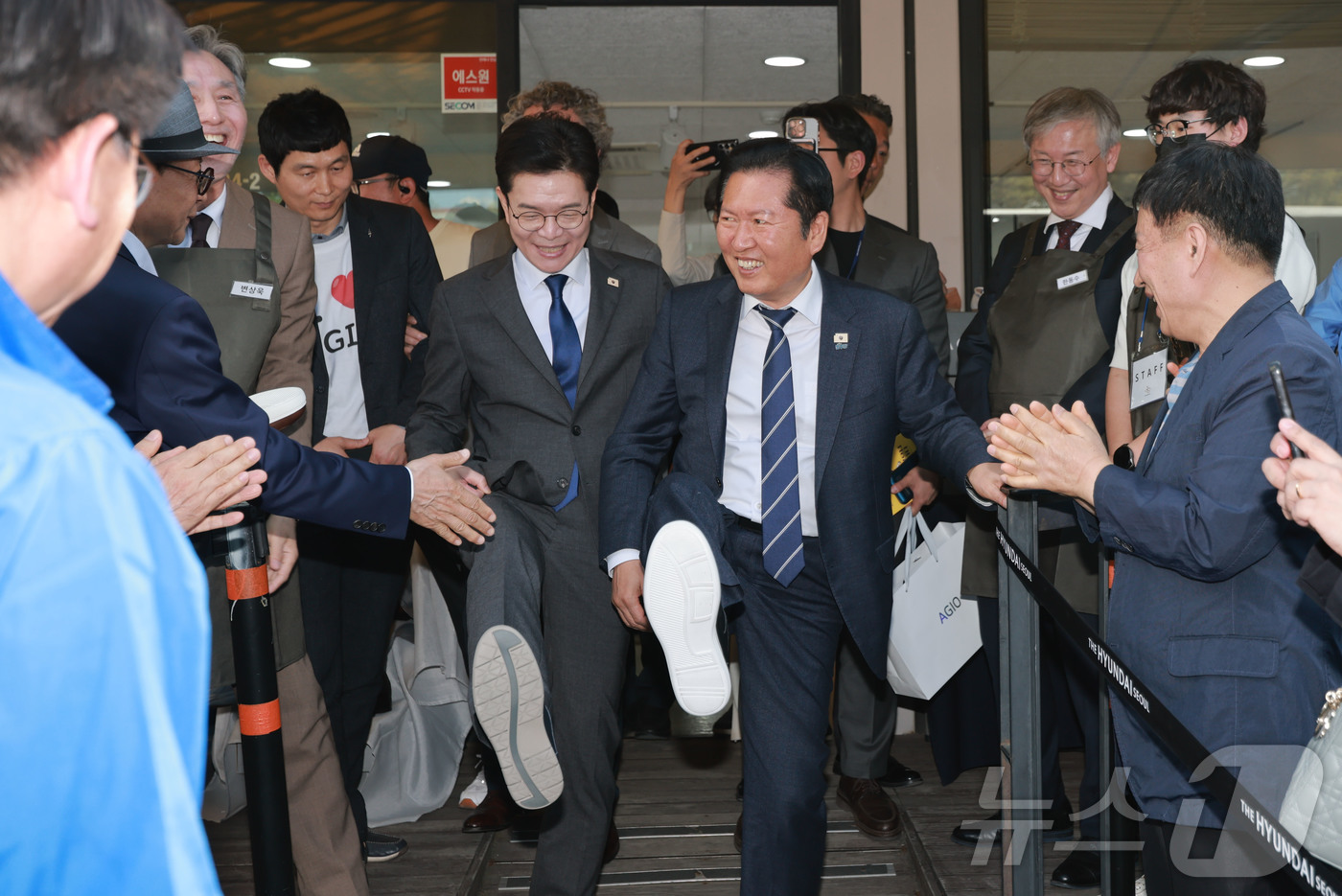 (서울=뉴스1) 김민지 기자 = 정청래 더불어민주당 대표와 정원오 서울시장 후보가 24일 서울 성동구 사회적 협동조합 '아지오'에 방문해 토크 프로그램 촬영을 마치고 이동하며 아지 …