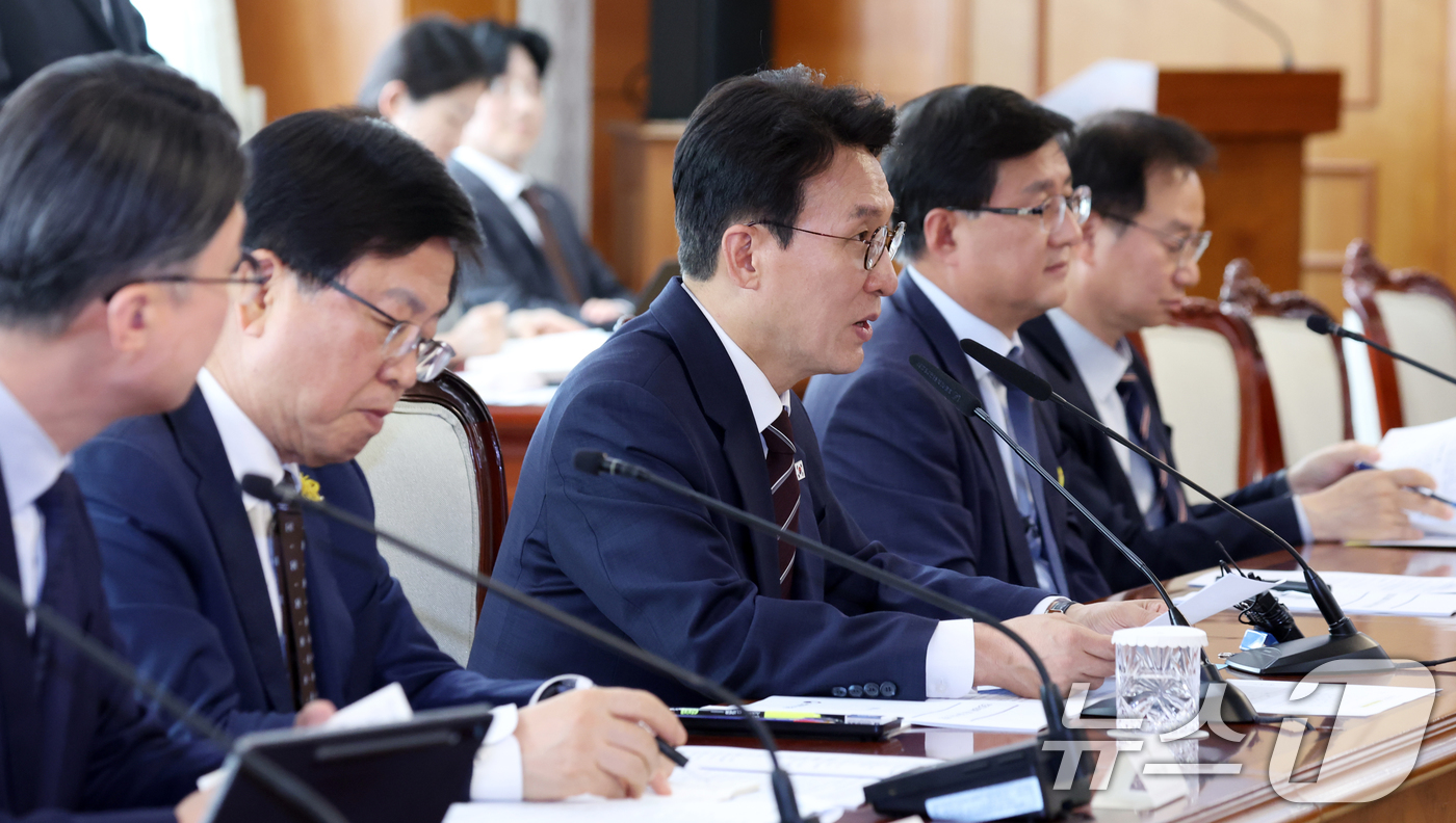 (서울=뉴스1) 김명섭 기자 = 김민석 국무총리가 24일 오후 서울 종로구 세종대로 정부서울청사에서 열린 인공지능(AI) 교육 관계장관회의에서 모두 발언을 하고 있다. 2026.4 …