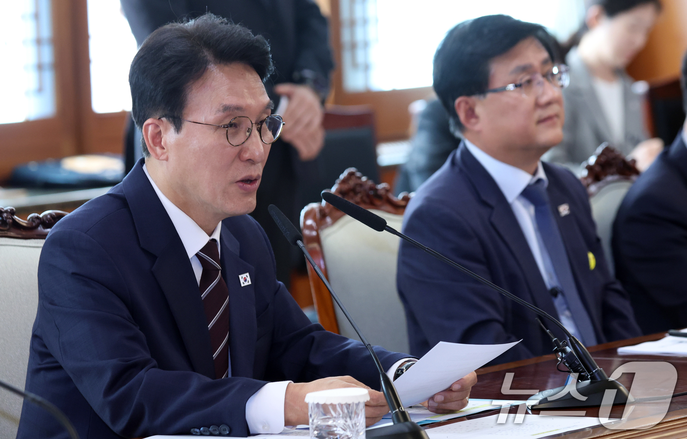 (서울=뉴스1) 김명섭 기자 = 김민석 국무총리가 24일 오후 서울 종로구 세종대로 정부서울청사에서 열린 인공지능(AI) 교육 관계장관회의에서 모두 발언을 하고 있다. 2026.4 …