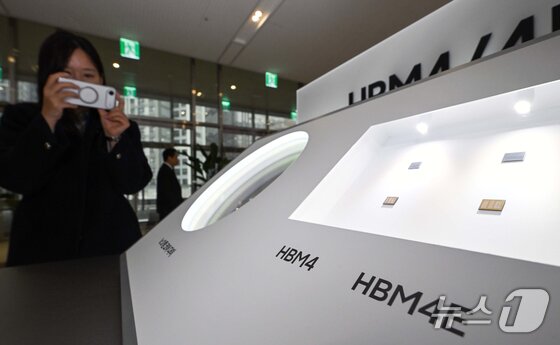 본문 이미지 - 제57기 삼성전자 정기주주총회 장소에 HBM4, HBM4E 메모리가 전시돼 있다.(공동취재)/뉴스1