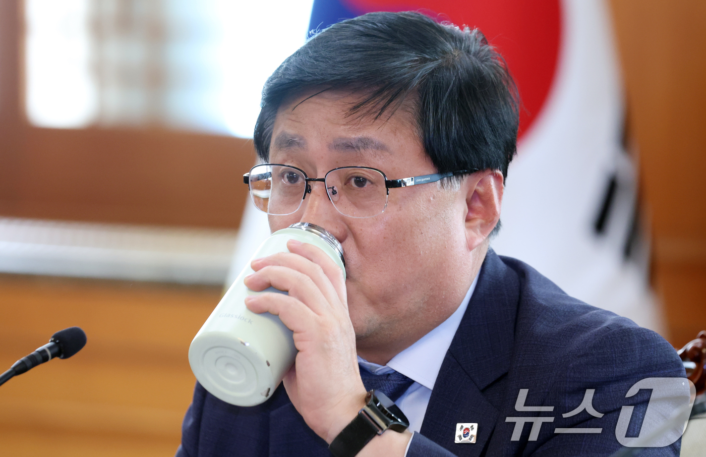 (서울=뉴스1) 김명섭 기자 = 김성환 기후에너지환경부 장관이 24일 오후 서울 종로구 세종대로 정부서울청사에서 열린 인공지능(AI) 교육 관계장관회의에서 텀블러를 사용해 음료를 …