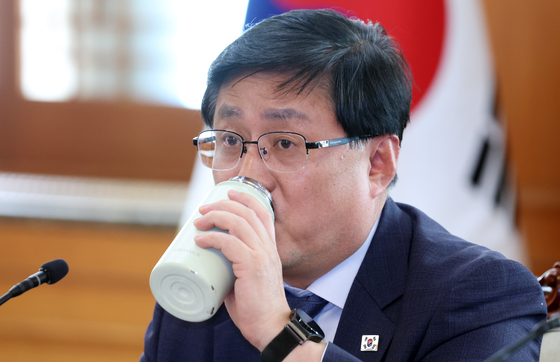 텀블러 사용하는 김성환 기후환경부 장관