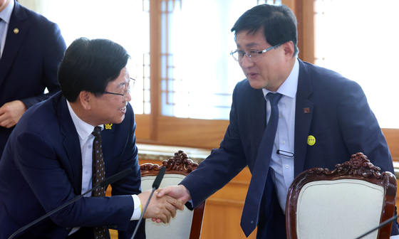 인사하는 김성환·최교진 장관