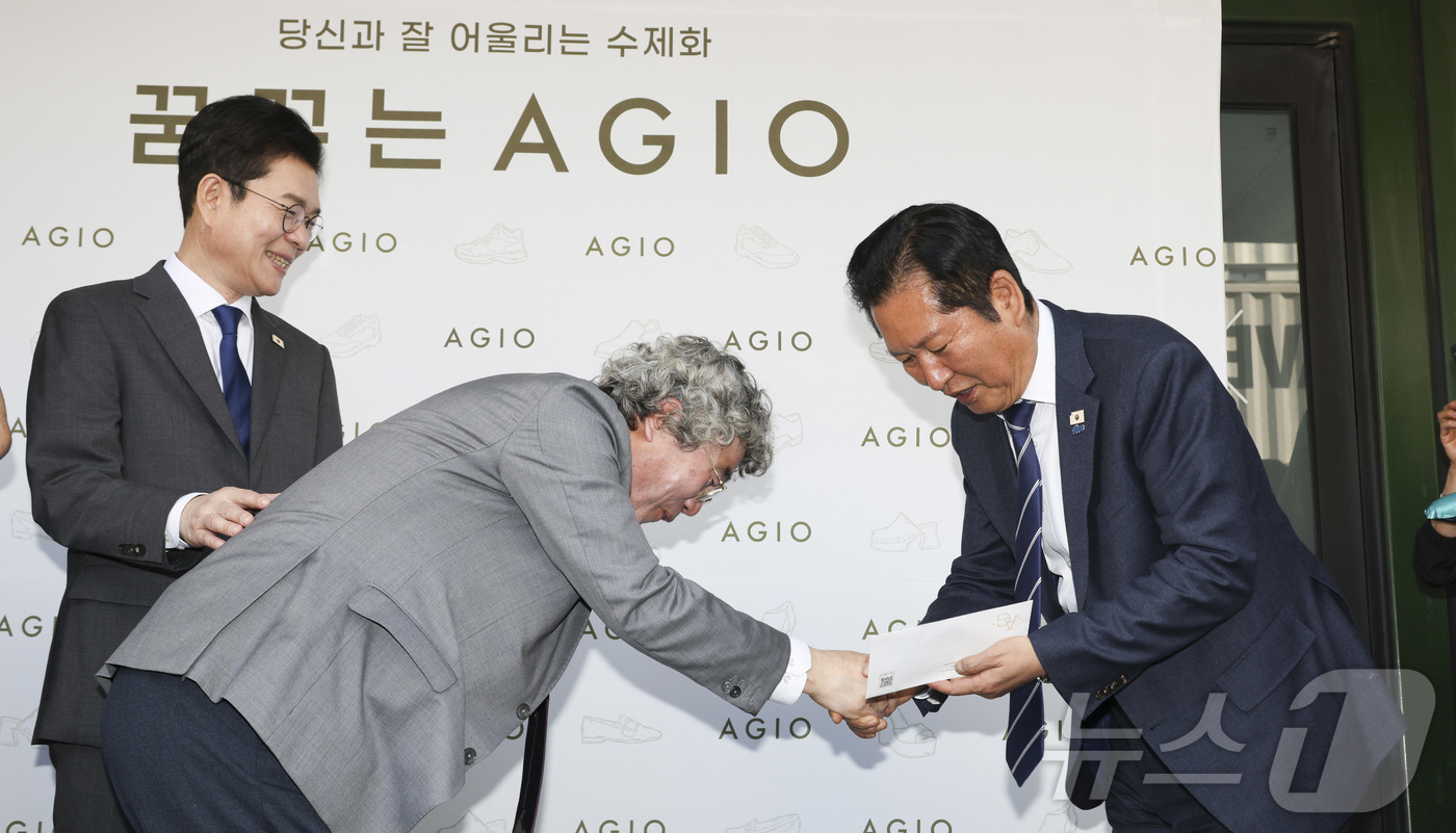 (서울=뉴스1) 김민지 기자 = 유석영 아지오 대표가 24일 오후 서울 성동구 사회적 협동조합 '아지오'에서 정청래 더불어민주당 대표와 악수를 하고 있다. (공동취재)  2026. …