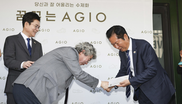 악수하는 정청래 대표와 유석영 아지오 대표