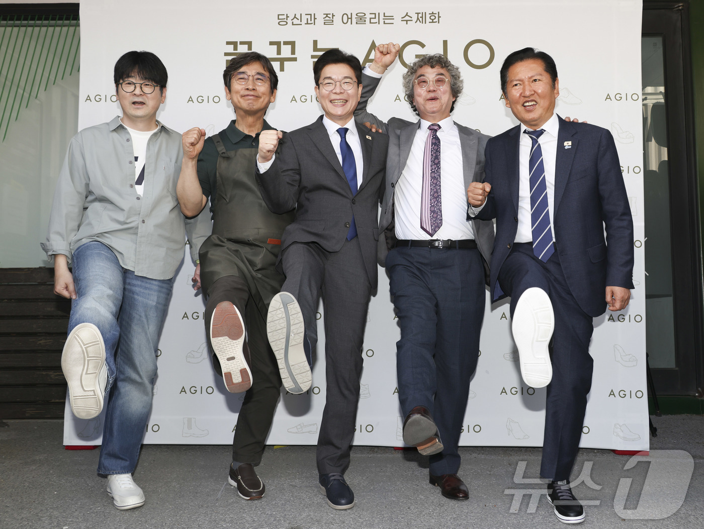 (서울=뉴스1) 김민지 기자 = 정청래 더불어민주당 대표와 정원오 서울시장 후보가 24일 서울 성동구 사회적 협동조합 '아지오'에 방문해 토크 프로그램 촬영을 마치고 기념 촬영하고 …