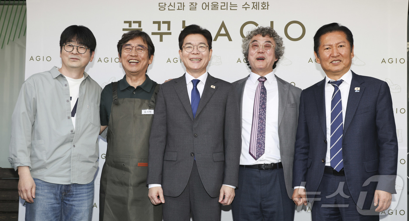 (서울=뉴스1) 김민지 기자 = 정청래 더불어민주당 대표와 정원오 서울시장 후보가 24일 서울 성동구 사회적 협동조합 '아지오'에 방문해 토크 프로그램 촬영을 마치고 기념 촬영하고 …