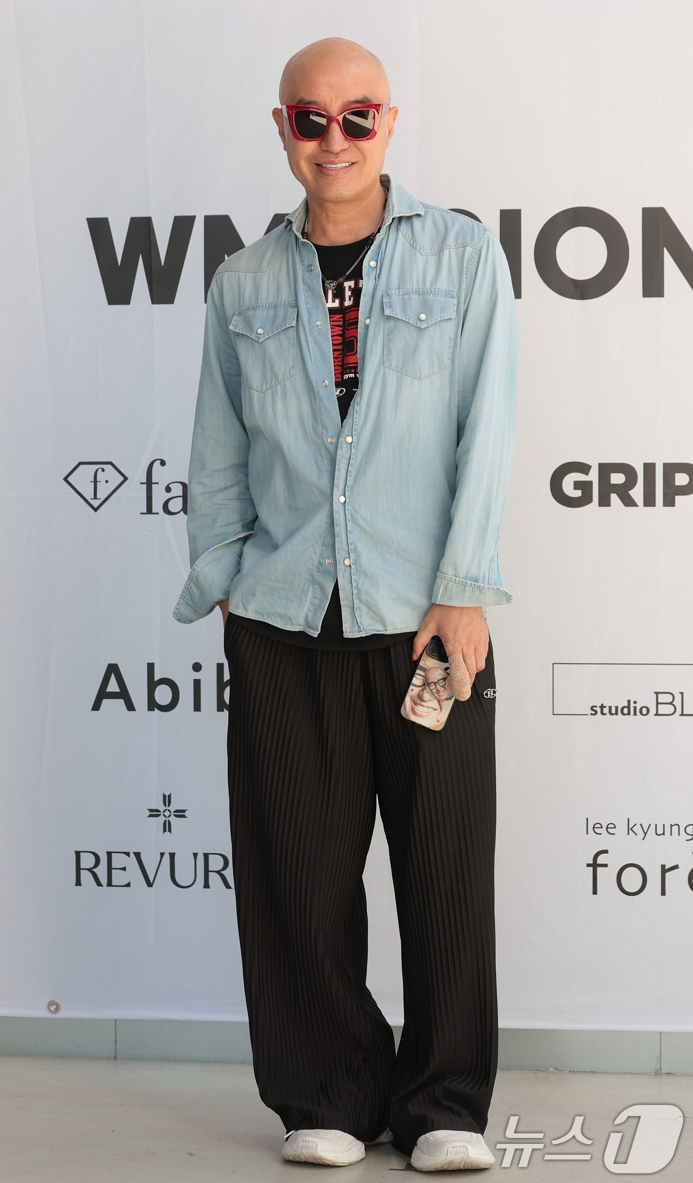 (서울=뉴스1) 권현진 기자 = 방송인 홍석천이 24일 성동구 성수동 더블유미션에서 열린 ‘홀리넘버세븐과 코타로 타니야마의 콜라보 팝업 전시’에 참석해 포즈를 취하고 있다. 202 …