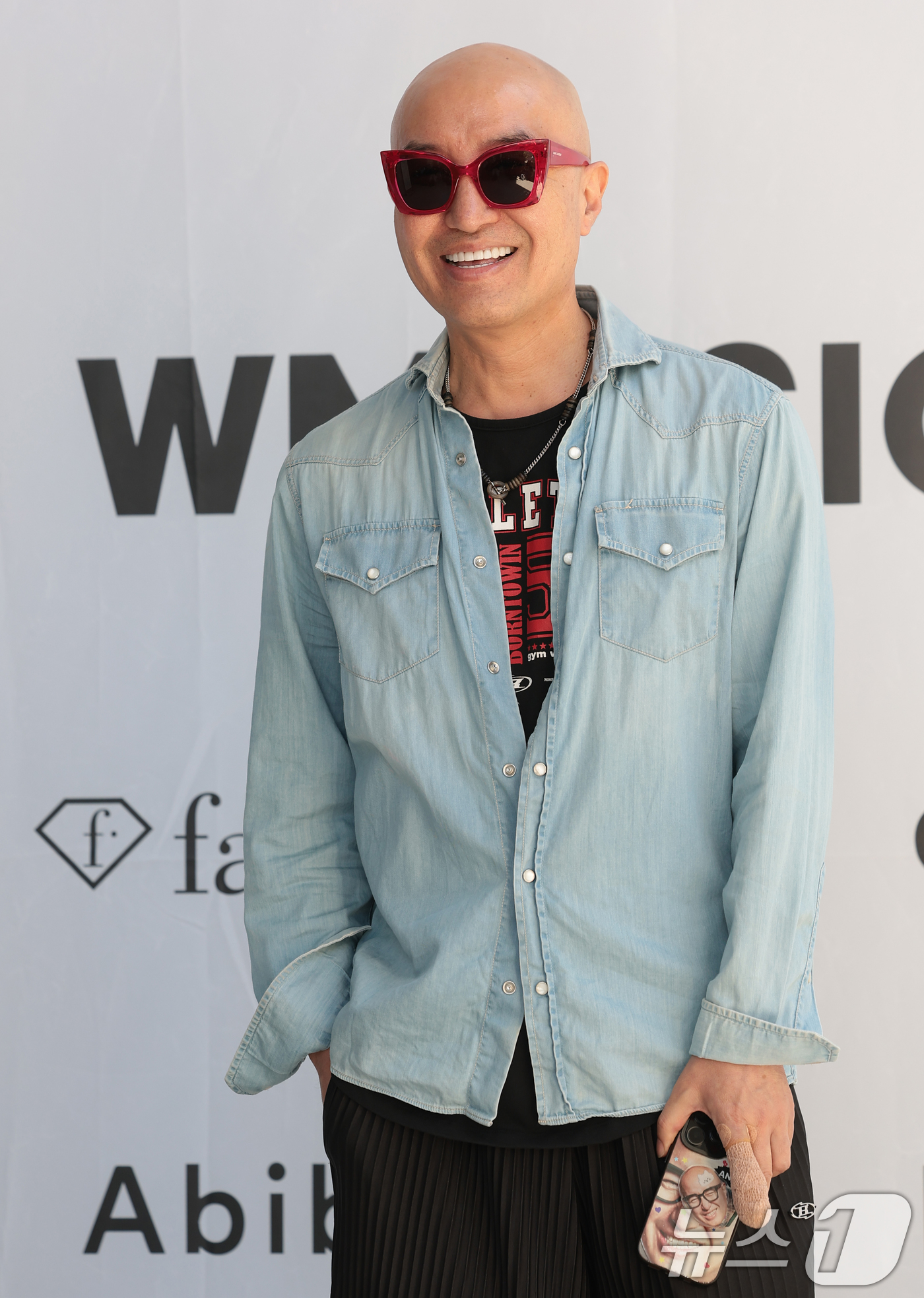 (서울=뉴스1) 권현진 기자 = 방송인 홍석천이 24일 성동구 성수동 더블유미션에서 열린 ‘홀리넘버세븐과 코타로 타니야마의 콜라보 팝업 전시’에 참석해 포즈를 취하고 있다. 202 …