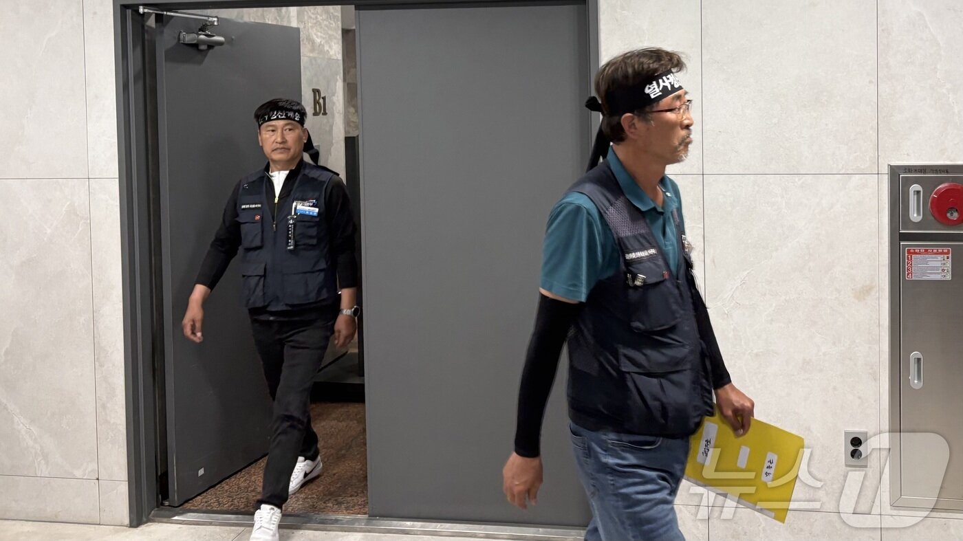 본문 이미지 - 화물연대 조합원들이 24일 경남 창원시 의창구 한 호텔에서 진행하는 BGF로지스와의 2차 실무교섭을 앞두고 교섭장에 들어서고 있다. 2026.4.24 ⓒ 뉴스1 강정태 기자