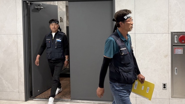 실무교섭장 들어서는 화물연대