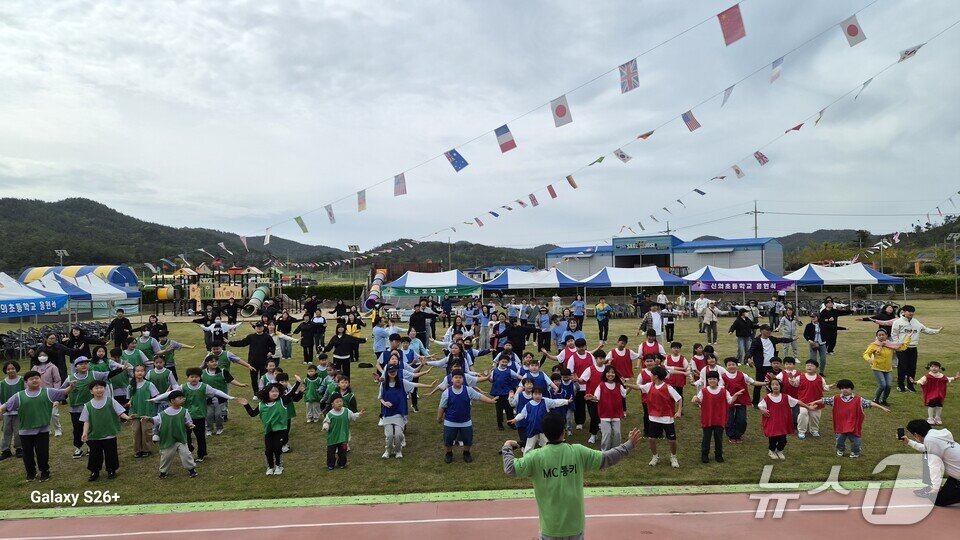 본문 이미지 - 신의초·하의초·장산초 연합 체육대회 개회식 장면(전남교육청 제공, 재판매 및 DB금지)/뉴스1  
