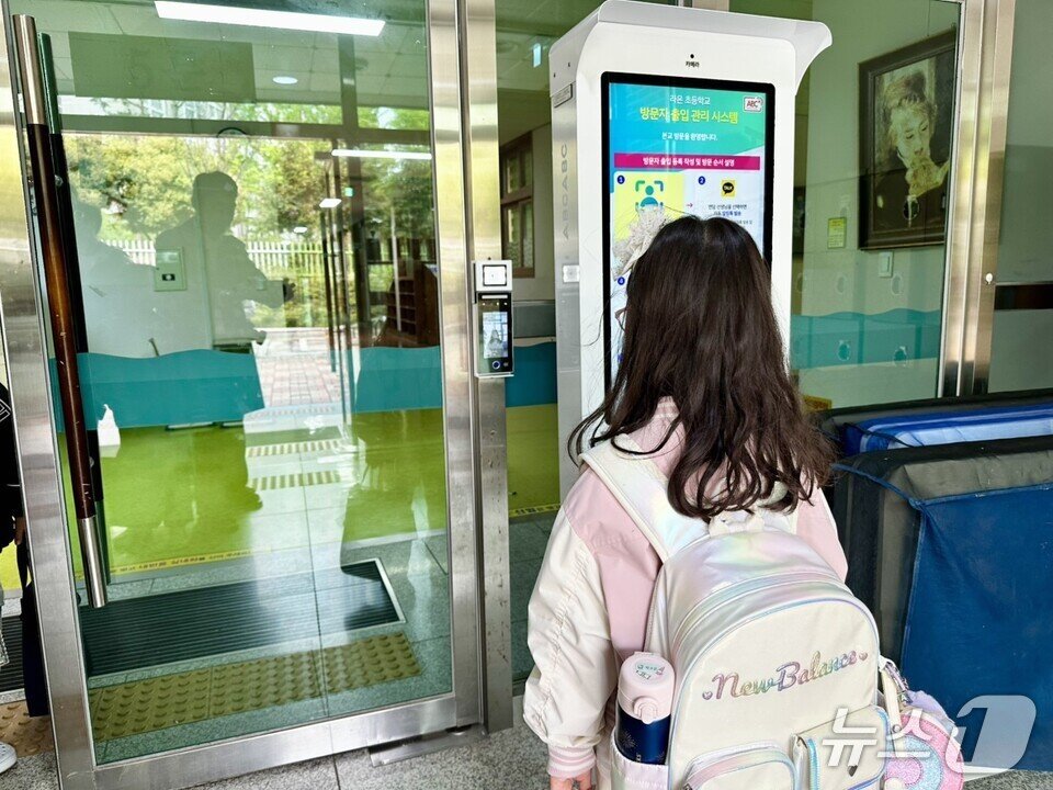 본문 이미지 - 학생이 '지능형 학생안전 출입관리시스템을 통해 교실로 들어가고 있다.(전남교육청 제공, 재판매 및 DB금지)/뉴스1  