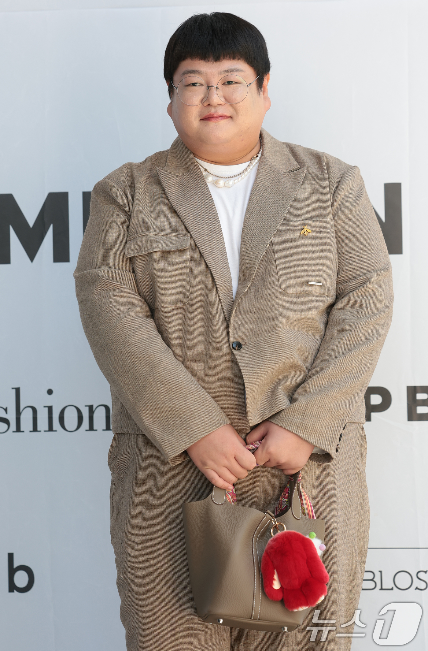 (서울=뉴스1) 권현진 기자 = 메이크업아티스트 한현재(샵뚱)가 24일 성동구 성수동 더블유미션에서 열린 ‘홀리넘버세븐과 코타로 타니야마의 콜라보 팝업 전시’에 참석해 포즈를 취하 …