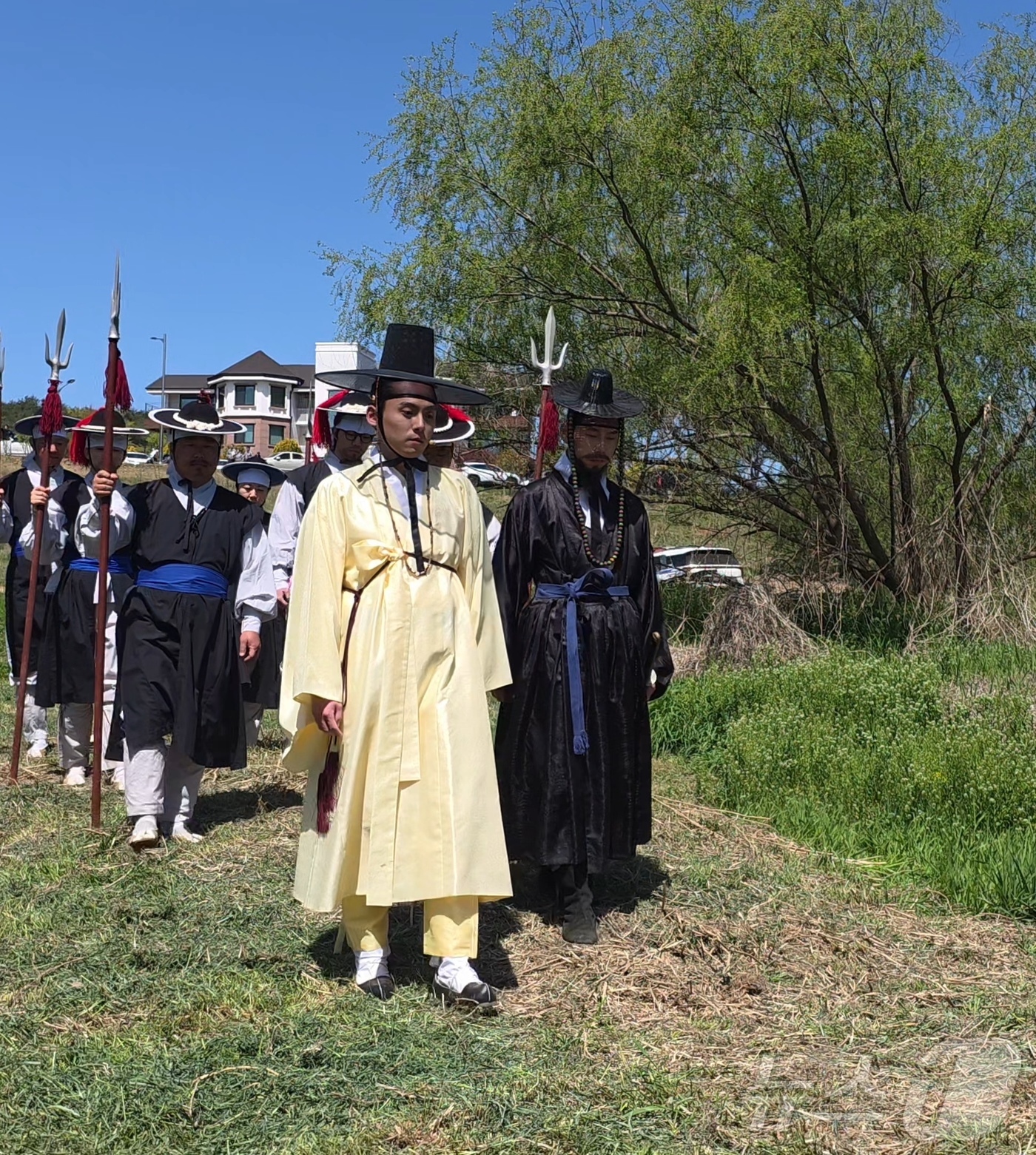 (영월=뉴스1) 신관호 기자 = 강원 영월군이 24~26일 영월 장릉과 동강 둔치, 청령포 일원에서 지역 대표 축제인 제59회 단종문화제를 준비한 가운데, 행사 첫날 단종 유배길 …