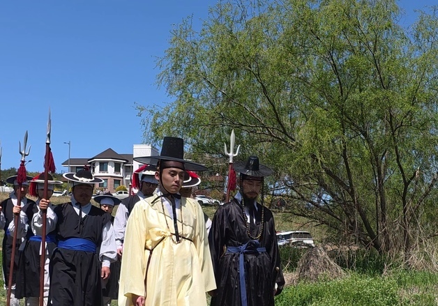 "흥행 '왕사남'의 지원사격"…영월 단종문화제 첫날부터 '대박'