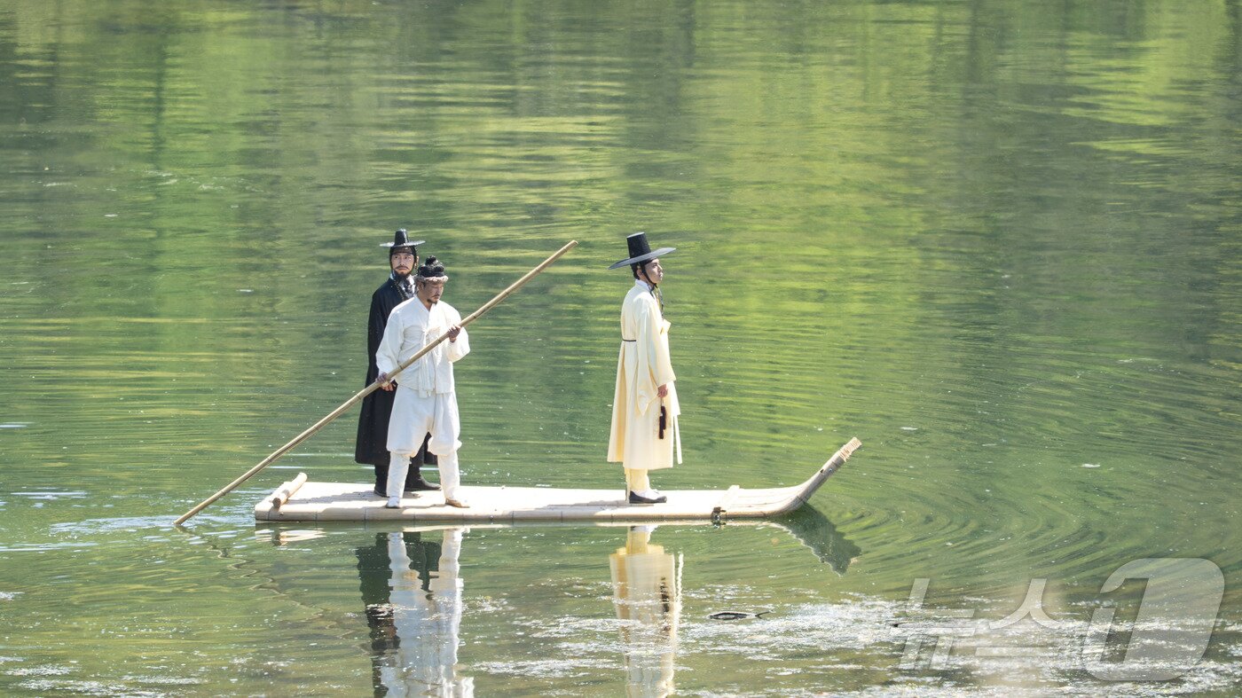본문 이미지 - 강원 영월군이 24~26일 영월 장릉과 동강 둔치, 청령포 일원에서 지역 대표 축제인 제59회 단종문화제를 준비한 가운데, 행사 첫날 단종 유배길 행사가 진행되고 있다.  (영월군 제공. 재판매 및 DB금지) 2026.4.24 /뉴스1