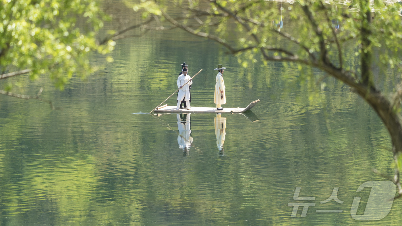 (영월=뉴스1) 신관호 기자 = 강원 영월군이 24~26일 영월 장릉과 동강 둔치, 청령포 일원에서 지역 대표 축제인 제59회 단종문화제를 준비한 가운데, 행사 첫날 단종 유배길 …
