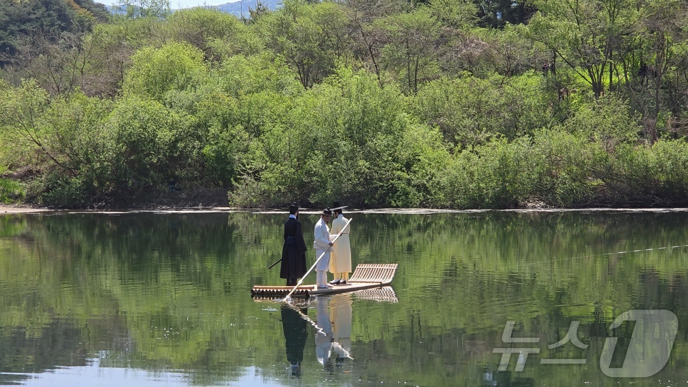 (영월=뉴스1) 신관호 기자 = 강원 영월군이 24~26일 영월 장릉과 동강 둔치, 청령포 일원에서 지역 대표 축제인 제59회 단종문화제를 준비한 가운데, 행사 첫날 단종 유배길 …