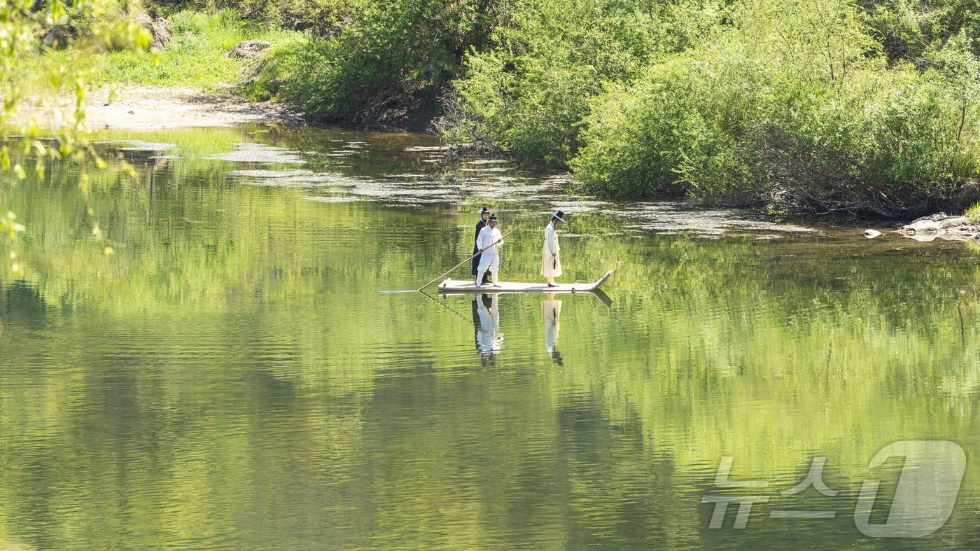 (영월=뉴스1) 신관호 기자 = 강원 영월군이 24~26일 영월 장릉과 동강 둔치, 청령포 일원에서 지역 대표 축제인 제59회 단종문화제를 준비한 가운데, 행사 첫날 단종 유배길 …