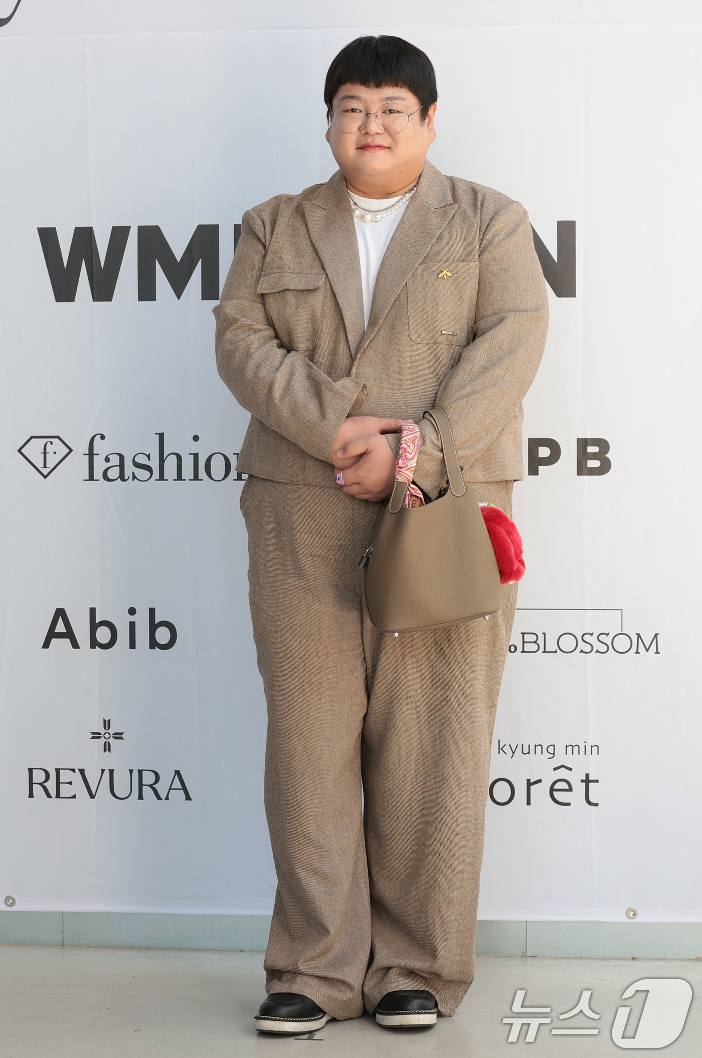 (서울=뉴스1) 권현진 기자 = 메이크업 아티스트 한현재(샵뚱)가 24일 성동구 성수동 더블유미션에서 열린 ‘홀리넘버세븐과 코타로 타니야마의 콜라보 팝업 전시’에 참석해 포즈를 취 …