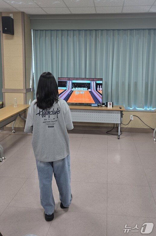 본문 이미지 - '제26회 장애청소년 IT챌린지 전남대회'에서 학생 선수가 e스포츠 닌텐도 볼링대회에 참여하고 있다. (전남교육청 제공, 재판매 및 DB금지)/뉴스1   
