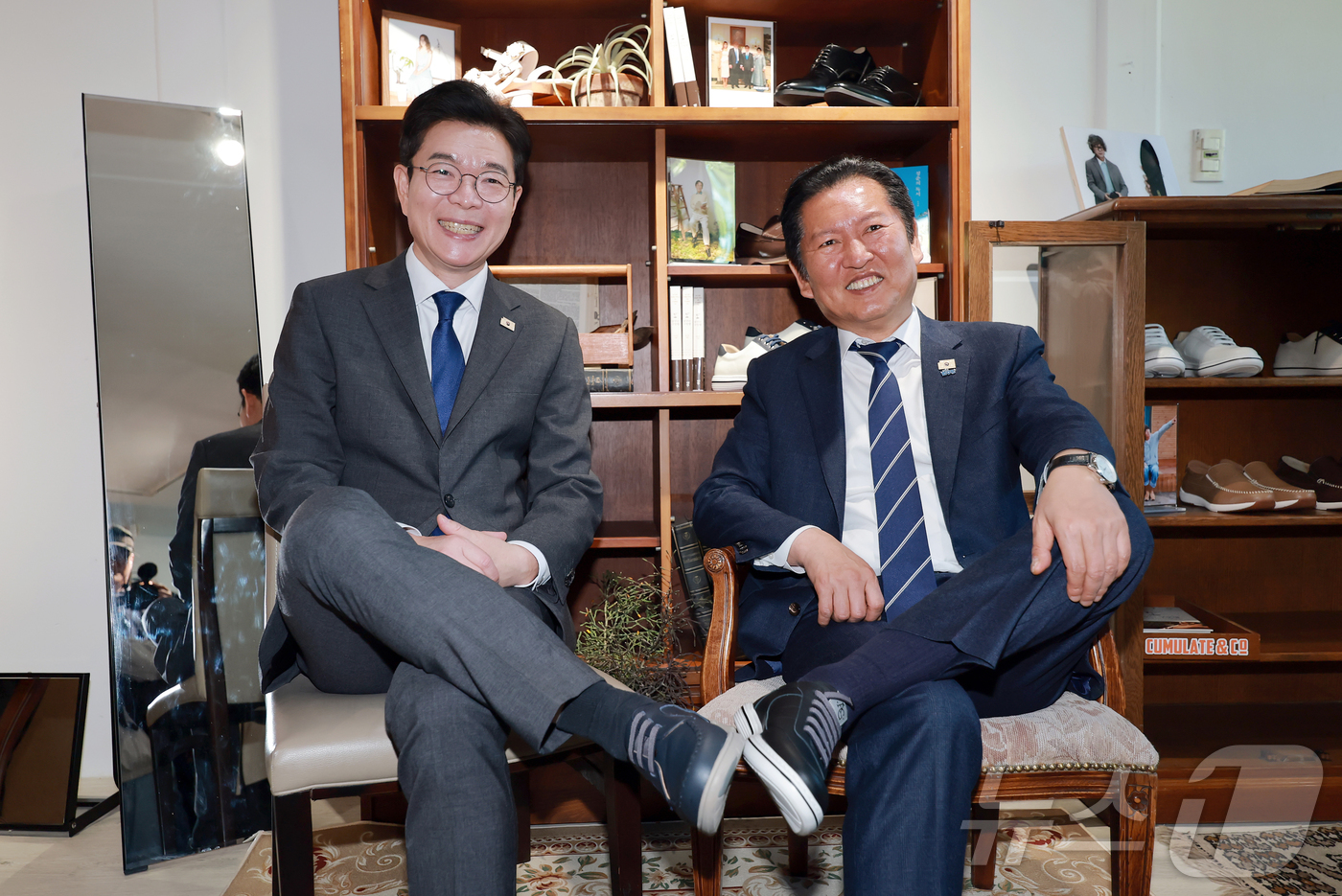 (서울=뉴스1) 김민지 기자 = 정청래 더불어민주당 대표와 정원오 민주당 서울시장 후보(왼쪽)가 24일 서울 성동구 사회적 협동조합 '아지오' 오픈 행사에 참석해 아지오 구두를 신 …