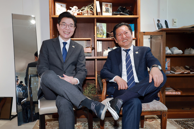 아지오 구두 신고 사진 찍는 정청래 대표와 정원오 후보