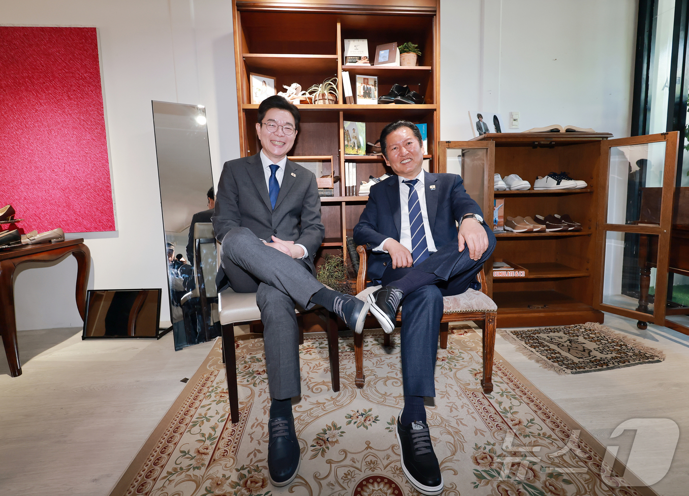 (서울=뉴스1) 김민지 기자 = 정청래 더불어민주당 대표와 정원오 민주당 서울시장 후보(왼쪽)가 24일 서울 성동구 사회적 협동조합 '아지오' 오픈 행사에 참석해 아지오 구두를 신 …