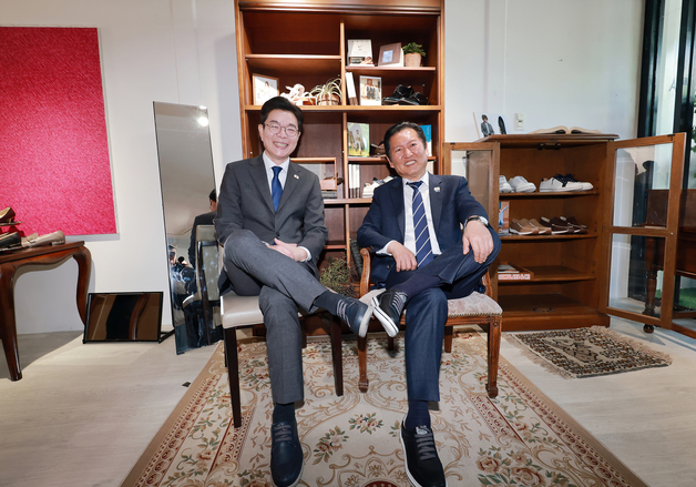 아지오 구두 신고 사진 찍는 정청래 대표와 정원오 후보