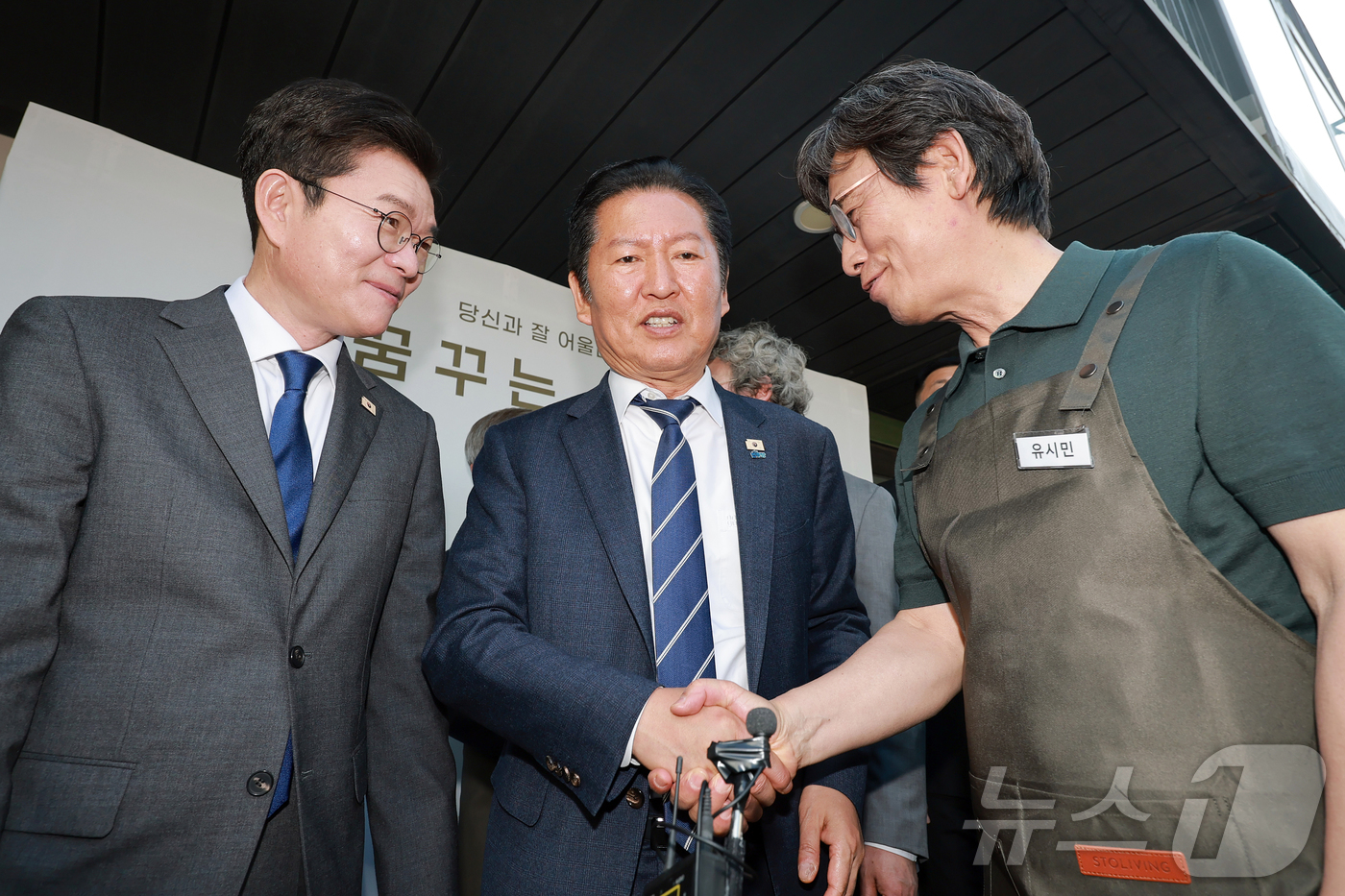 (서울=뉴스1) 김민지 기자 = 정청래 더불어민주당 대표가 24일 서울 성동구 사회적 협동조합 '아지오' 오픈 행사에 참석해 정원오 민주당 서울시장 후보, 유시민 작가와 대화하고 …