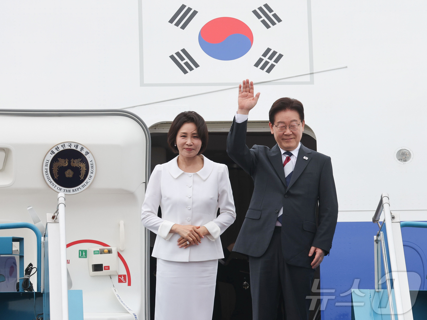 (하노이(베트남)=뉴스1) 이재명 기자 = 베트남 국빈 방문 공식일정을 마친 이재명 대통령과 김혜경 여사가 24일(현지시간) 하노이 노이바이 국제공항에서 한국행 공군 1호기에 올라 …