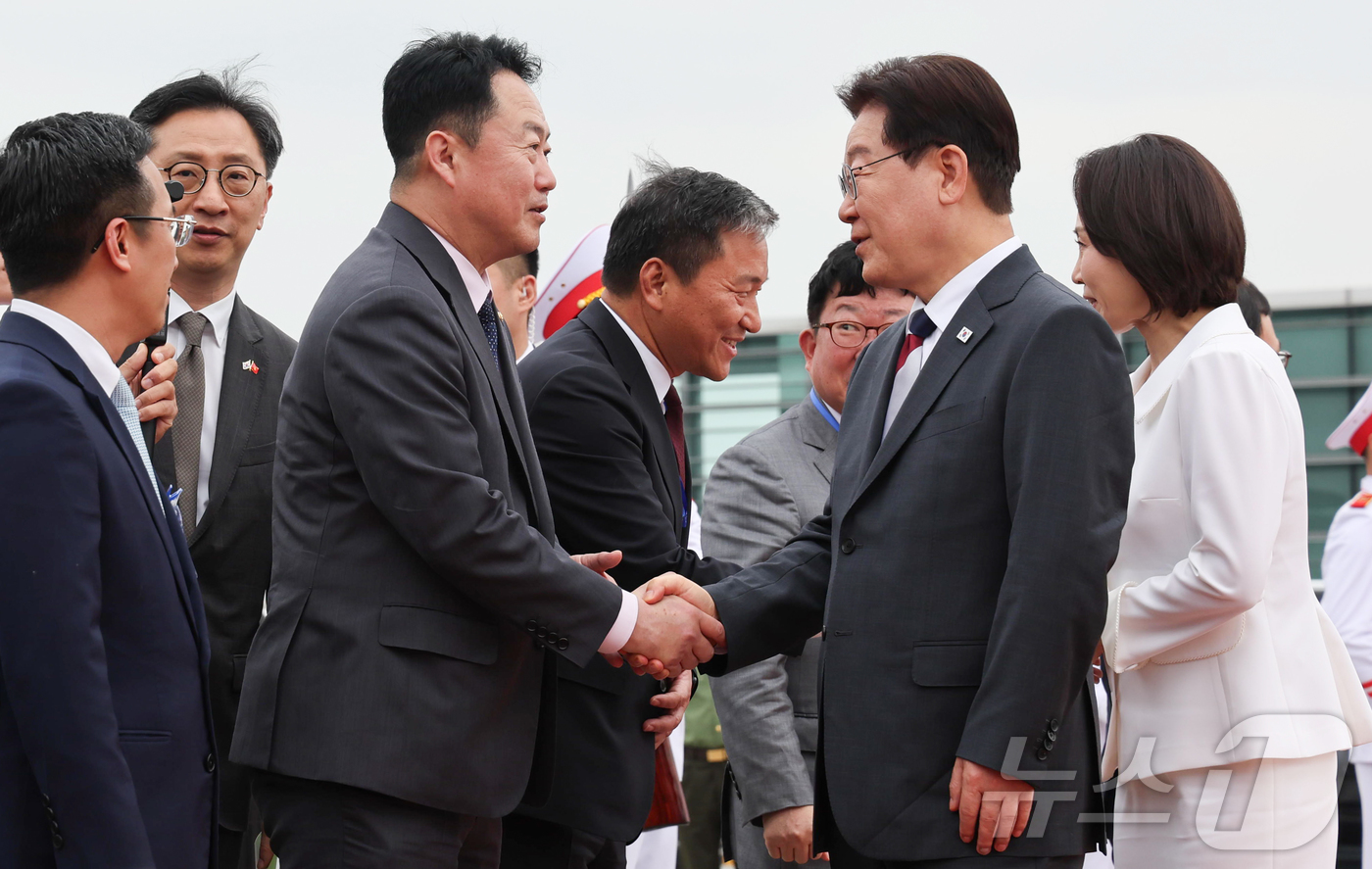 (하노이(베트남)=뉴스1) 이재명 기자 = 베트남 국빈 방문 공식일정을 마치고 귀국하는 이재명 대통령이 24일(현지시간) 하노이 노이바이 국제공항에서 환송 인사과 인사하고 있다.